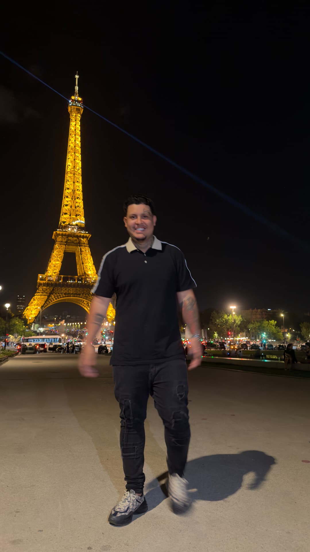 Matheus Santana na Torre Eiffel