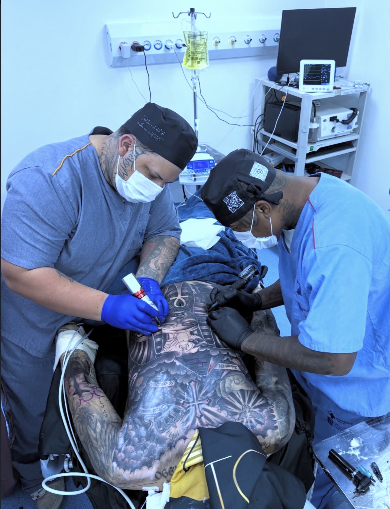 Sessão de tatuagem em andamento