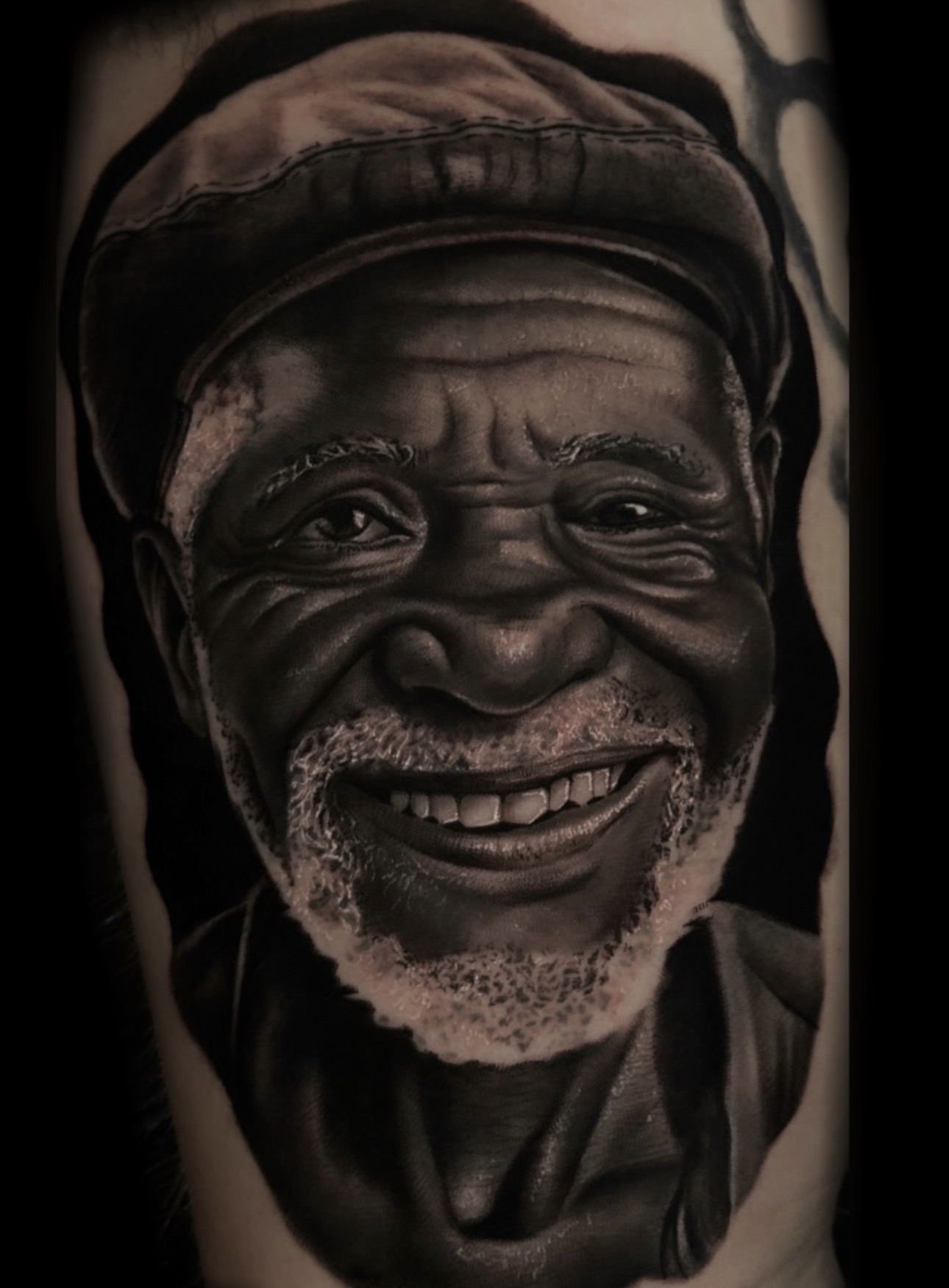 Retrato realista tatuado